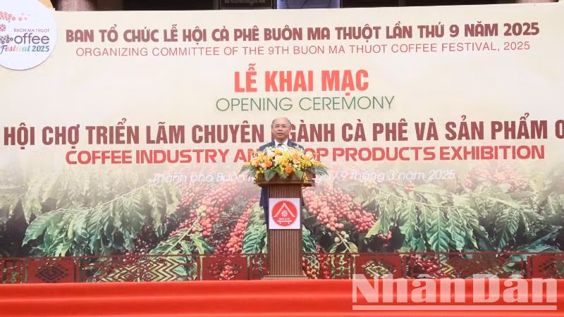 Phó Chủ tịch Ủy ban nhân dân tỉnh Đắk Lắk Trương Công Thái phát biểu khai mạc Hội chợ triển lãm chuyên ngành Cà-phê và sản phẩm OCOP năm 2025.