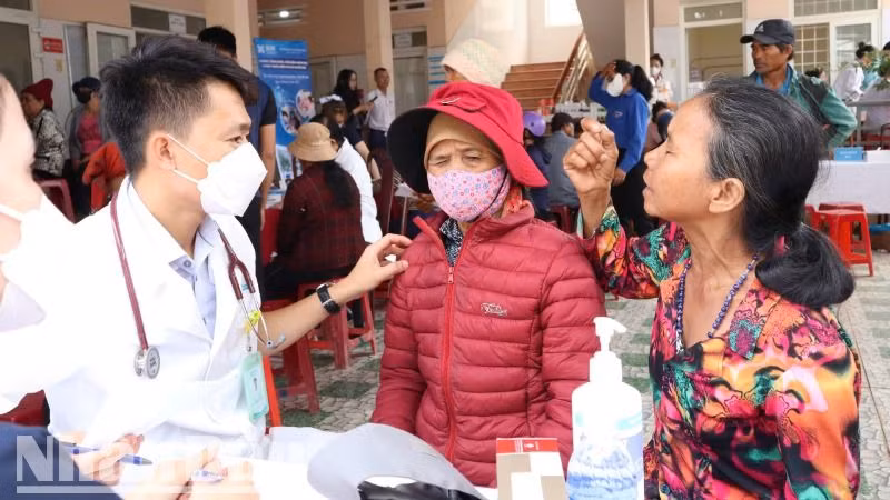 Các bác sĩ tư vấn chữa bệnh cho người dân xã Ea Trul.
