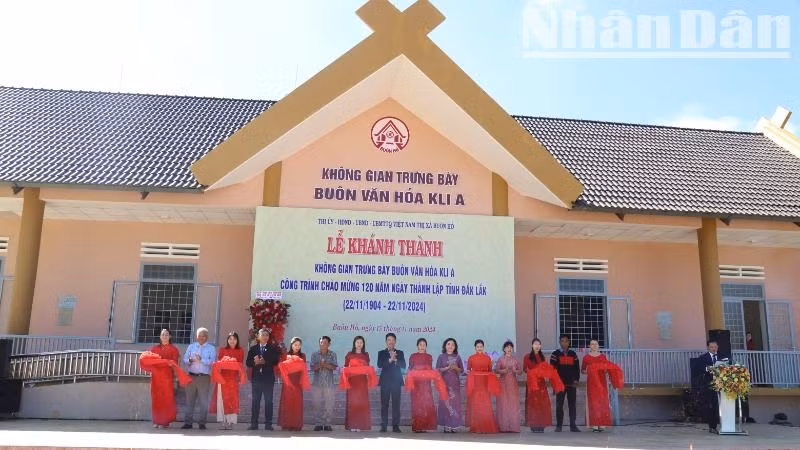 Lãnh đạo thị xã Buôn Hồ, tỉnh Đắk Lắk cắt băng khánh thành Không gian trưng bày Khu văn hóa buôn Kli A, phường Đạt Hiếu.