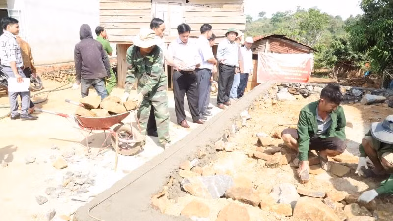 Lãnh đạo huyện Lắk động viên các nhà thầu, đơn vị thi công khắc phục khó khăn, đẩy nhanh tiến độ thi công xây dựng nhà cho hộ nghèo trên địa bàn.