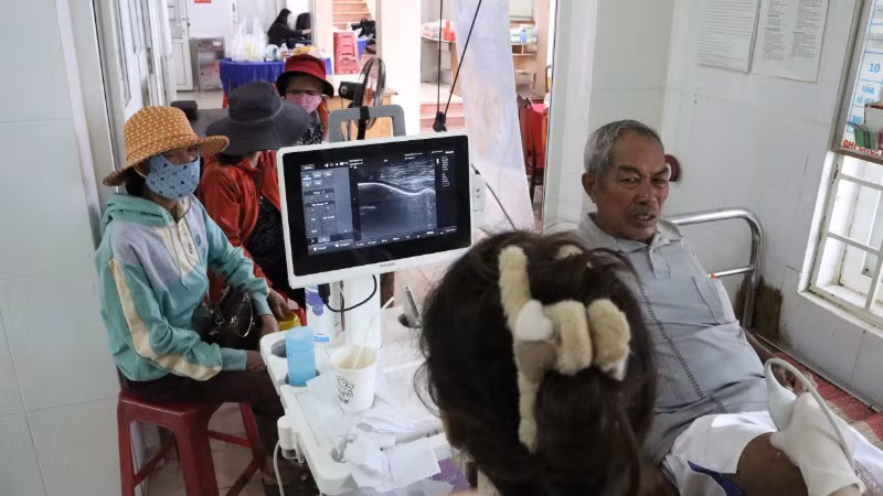 Trong đợt này, đoàn thiện nguyện Bệnh viện Đại học Y Dược Buôn Ma Thuột còn đưa máy móc hiện đại về khám, chữa bệnh cho nhân dân xã Ea Trul.