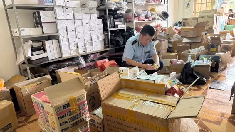 Lực lượng Quản lý thị trường tỉnh Đắk Lắk kiểm tra một điểm kinh doanh mỹ phẩm tại phường Tân Thành, thành phố Buôn Ma Thuột. (Ảnh: Quản lý thị trường tỉnh Đắk Lắk)