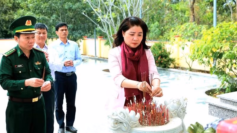 Đoàn công tác dâng hương tưởng niệm các anh hùng liệt sĩ tại Nhà bia ghi danh các anh hùng liệt sĩ Đồn Biên phòng Sêrêpốk.