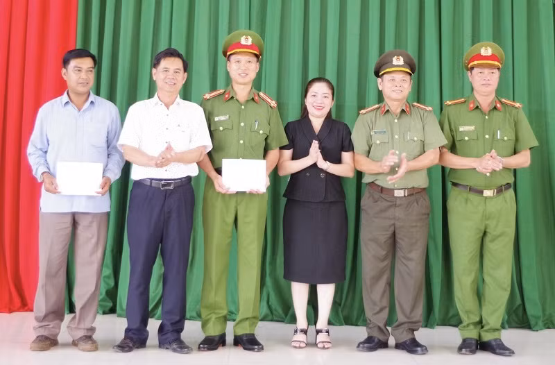 Lãnh đạo Huyện ủy, Ủy ban nhân dân huyện Cư Kuin trao thưởng cho Phòng An ninh nội địa, Công an huyện Cư Kuin và người dân. (Ảnh: Công an cung cấp)