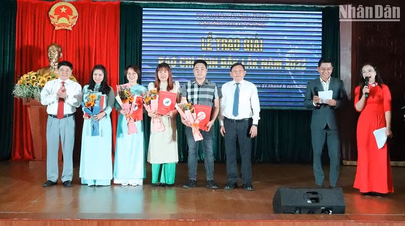 Lãnh đạo tỉnh Đắk Lắk trao Giải A cho các tác giả có tác phẩm đoạt giải.