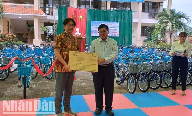 Đại diện Câu lạc bộ Toyohashi Golden Rotary-Nhật Bản trao bảng tượng trưng tặng 70 xe đạp cho học sinh có hoàn cảnh khó khăn Trường Tiểu học Nguyễn Thị Minh Khai cho lãnh đạo Ủy ban nhân dân huyện Buôn Đôn.