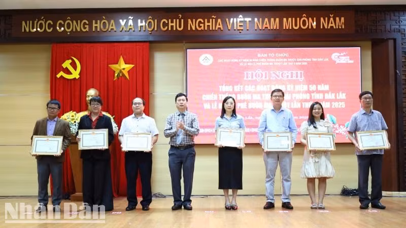 Trao tặng Bằng khen của Chủ tịch Ủy ban nhân dân tỉnh Đắk Lắk cho 29 tập thể đã có thành tích trong Lễ hội Cà-phê Buôn Ma Thuột lần thứ 9 năm 2025, trong đó có Văn phòng đại diện Báo Nhân Dân tại tỉnh Đắk Lắk.