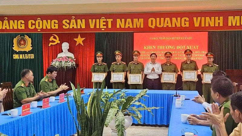 Ủy ban nhân dân huyện Ea H'leo tặng Giấy khen cho một tập thể và bảy cá nhân Công an huyện.