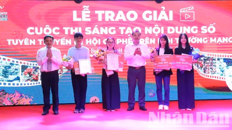 Ban tổ chức cuộc thi trao giải cho các tác giả đoạt giải trên mạng xã hội Facebook do khán giả bình chọn.