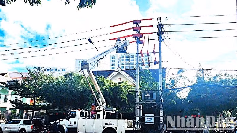 Điện lực Nam Buôn Ma Thuột lắp đặt Trạm biến áp 250kVA-22/04kV phục vụ các sự kiện, hoạt động kỷ niệm 120 năm Ngày thành lập tỉnh Đắk Lắk. 