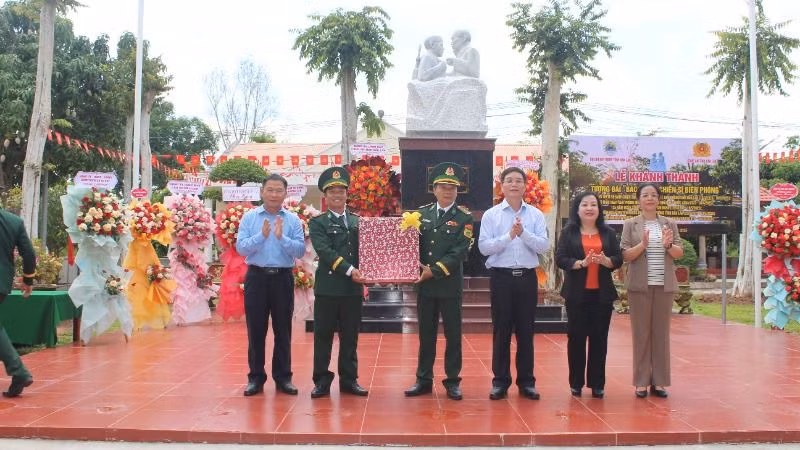 Đại diện lãnh đạo hai tỉnh Đắk Lắk và Phú Yên tặng quà cán bộ, chiến sĩ Đồn Biên phòng Ea H’leo.