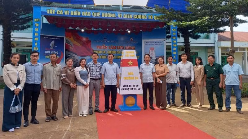 Cán bộ và nhân dân huyện Krông Búk hướng về biển, đảo Tổ quốc.