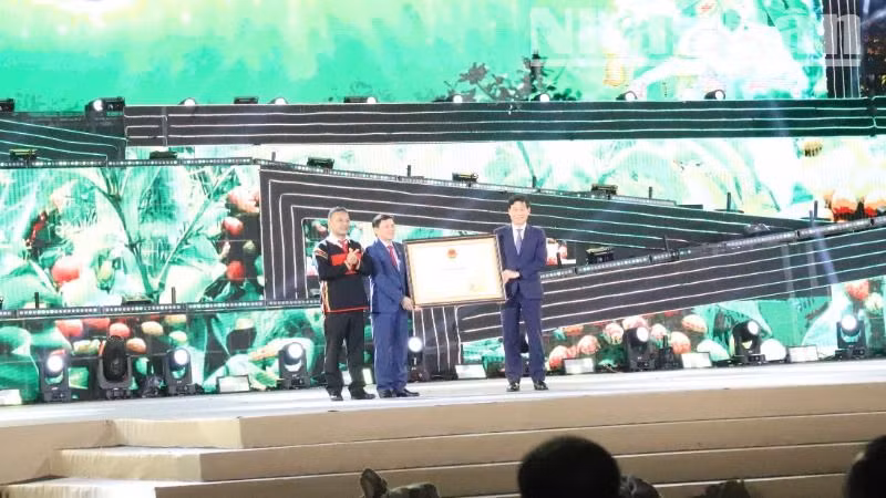 Lãnh đạo Ủy ban nhân dân tỉnh Đắk Lắk nhận Chứng nhận Di sản văn hóa phi vật thể quốc gia “Tri thức trồng và chế biến cà-phê” của Bộ Văn hóa-Thể thao và Du lịch.