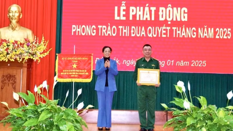 Đồng chí Huỳnh Thị Chiến Hòa, Phó Bí thư Thường trực Tỉnh ủy, Chủ tịch Hội đồng nhân dân tỉnh Đắk Lắk trao khen thưởng tặng Đại tá Đào Viết Hùng, Chỉ huy trưởng Bộ Chỉ huy Bộ đội Biên phòng tỉnh Đắk Lắk có thành tích xuất sắc trong thực hiện nhiệm vụ.