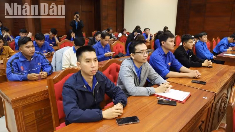 Các thanh niên dự buổi đối thoại. Các thanh niên dự buổi đối thoại.