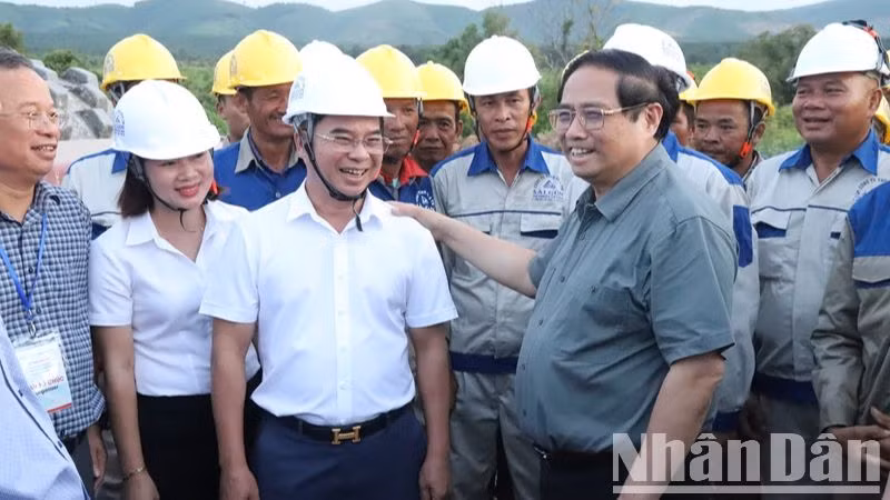 Thủ tướng Phạm Minh Chính thăm hỏi, động viên cán bộ, kỹ sư các đơn vị đang thi công Dự án cao tốc Khánh Hòa-Buôn Ma Thuột. Thủ tướng Phạm Minh Chính thăm hỏi, động viên cán bộ, kỹ sư các đơn vị đang thi công Dự án cao tốc Khánh Hòa-Buôn Ma Thuột.
