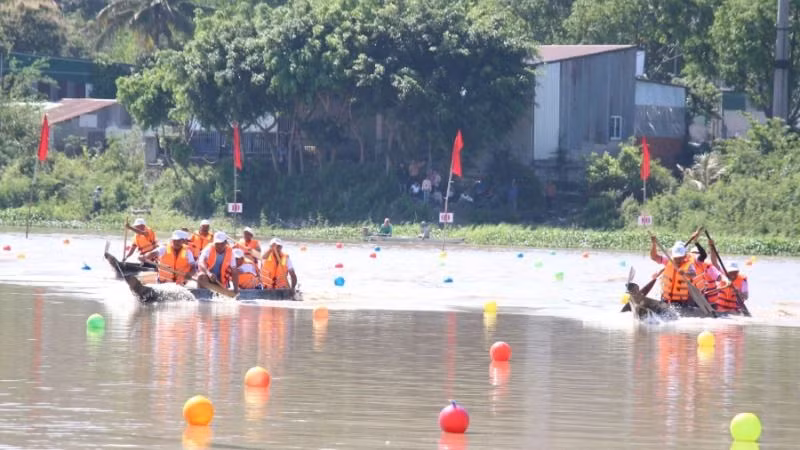 Các đội tranh tài ở hạng mục đua thuyền độc mộc bốn vận động viên.