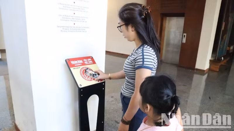 Người dân thành phố Buôn Ma Thuột trải nghiệm bảng gắn chip NFC tại Bảo tàng Đắk Lắk.