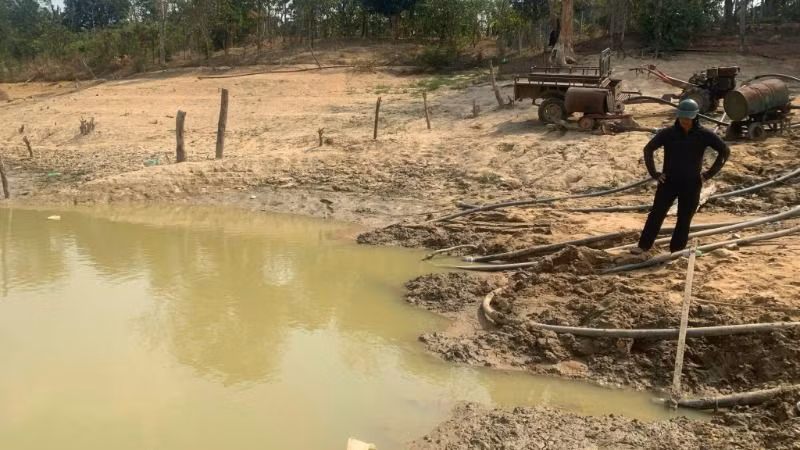 Công ty trách nhiệm hữu hạn một thành viên quản lý công trình thủy lợi Đắk Lắk cùng nhân dân huyện Lắk bơm nước chống hạn cho cây trồng.