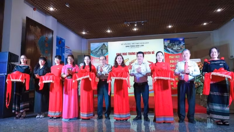 Các đại biểu cắt băng khai mạc trưng bày “Sắc màu văn hóa Đắk Lắk”.