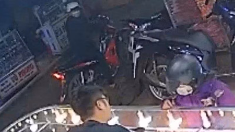 Đối tượng nữ vào hỏi mua vàng và đối tượng nam ngoài ngoài xe chờ. (Ảnh: Công an huyện Ea H'leo)