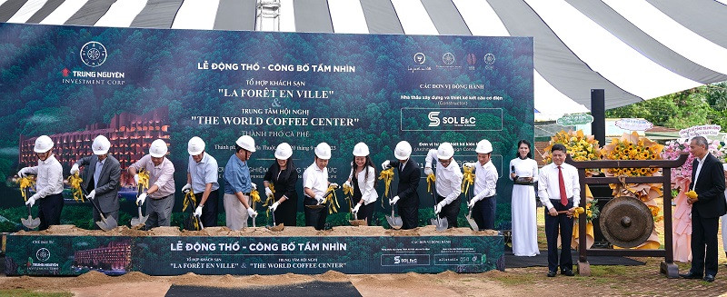 Lãnh đạo tỉnh Đắk Lắk cùng Ban lãnh đạo Tập đoàn Trung Nguyên Legend và các đơn vị đối tác thực hiện nghi thức động thổ công trình.