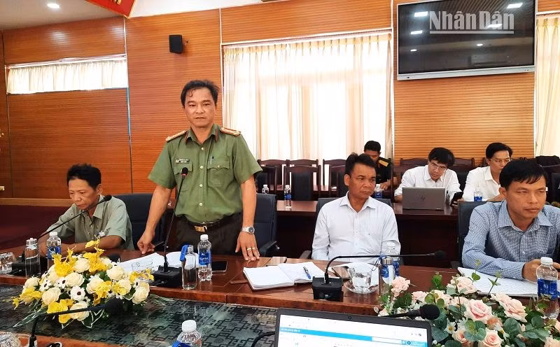 Đại tá Nguyễn Hữu Lương, Trưởng phòng PA 03 Công an tỉnh Đắk Lắk thông tin về công tác bảo đảm an ninh trật tự cho kỳ thi tại buổi họp báo.