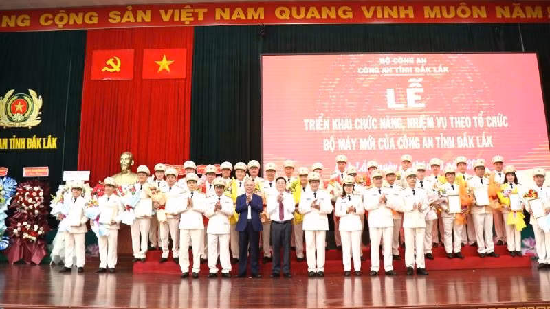Công an tỉnh Đắk Lắk triển khai chức năng, nhiệm vụ theo tổ chức bộ máy mới. Công an tỉnh Đắk Lắk triển khai chức năng, nhiệm vụ theo tổ chức bộ máy mới.