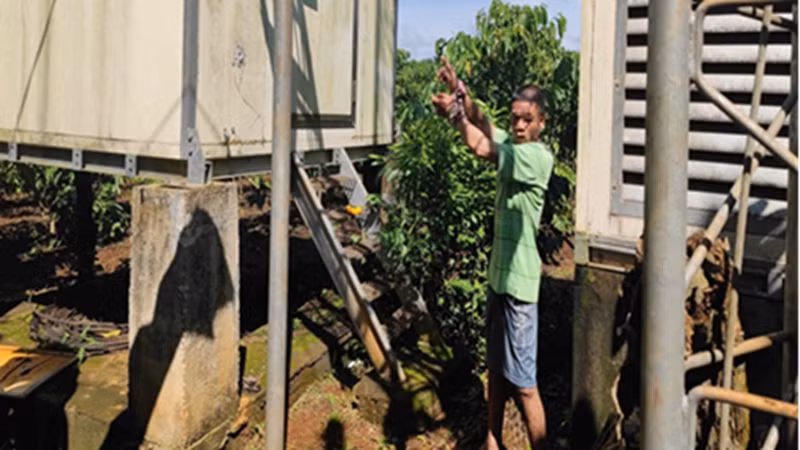 Công an huyện Cư M'gar thực nghiệm lại hiện trường N.T.T trộm cắp tài sản tại các trạm BTS . (Ảnh: Công an cung cấp)