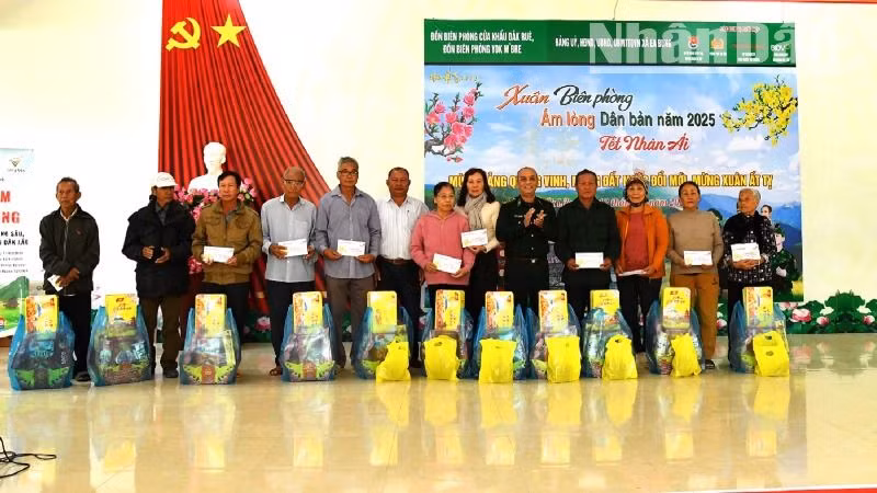 Đại diện lãnh đạo Bộ Chỉ huy Bộ đội Biên phòng tỉnh Đắk Lắk và huyện Ea Súp tặng quà các gia đình có hoàn cảnh khó khăn.