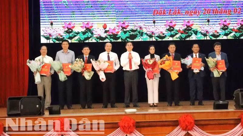 Đồng chí Nguyễn Đình Trung, Bí thư Tỉnh ủy Đắk Lắk trao Quyết định của Ban Thường vụ Tỉnh ủy và tặng hoa chúc mừng các đồng chí Bí thư, Phó Bí thư Đảng ủy các cơ quan Đảng tỉnh và Đảng ủy Ủy ban nhân dân tỉnh nhiệm kỳ 2020-2025.