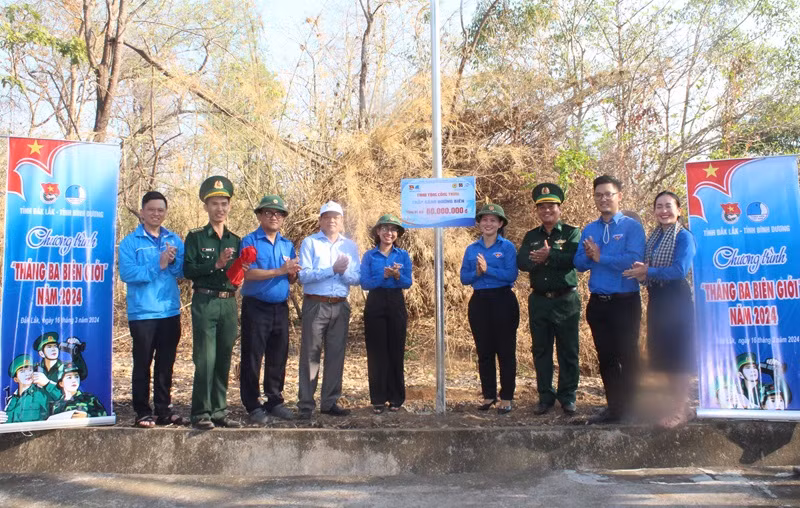 Tuổi trẻ hai tỉnh Đắk Lắk và Bình Dương trao tặng công trình thắp sáng đường biên cho các đồn biên phòng.