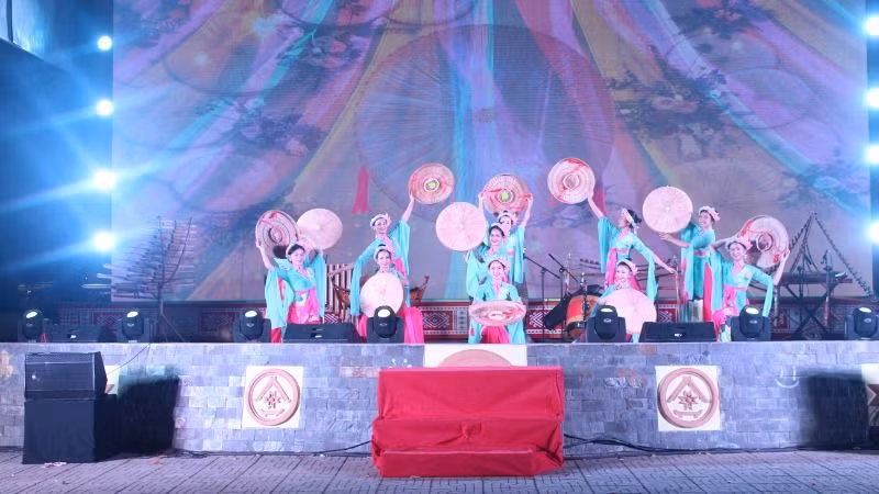 Tiết mục nghệ thuật của Đoàn ca múa dân tộc tỉnh Đắk Lắk thể hiện.