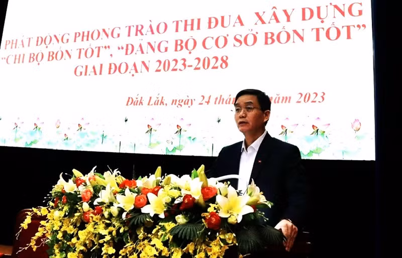 Bí thư Tỉnh ủy Đắk Lắk Nguyễn Đình Trung phát động phong trào thi đua “chi bộ bốn tốt”, “đảng bộ cơ sở bốn tốt”.