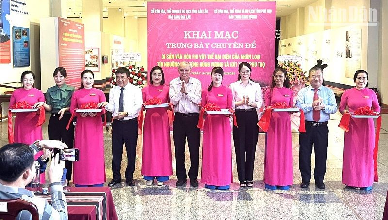 Các đại biểu cắt băng khai mạc trưng bày chuyên đề Di sản văn hóa phi vật thể của nhân loại “Tín ngưỡng thờ cúng Hùng Vương và Hát Xoan Phú Thọ”.