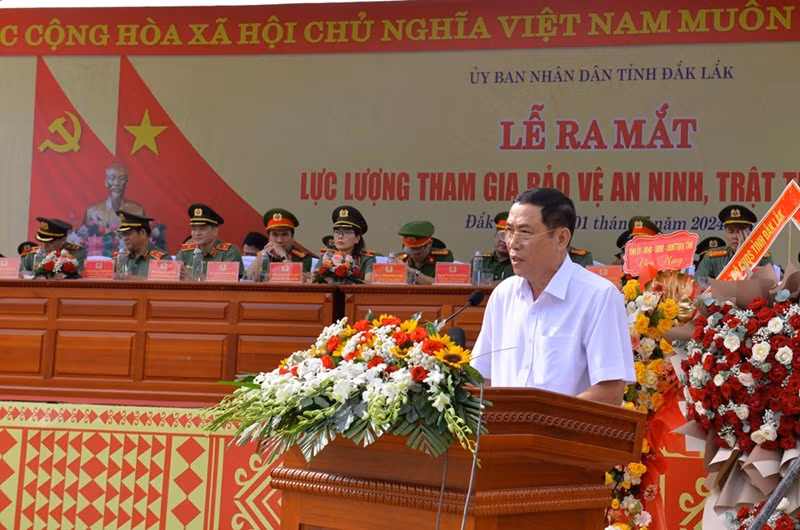 Phó Chủ tịch Ủy ban nhân dân tỉnh Đắk Lắk Võ Văn Cảnh phát biểu tại lễ ra mắt lực lượng tham gia bảo vệ an ninh trật tự ở cơ sở.