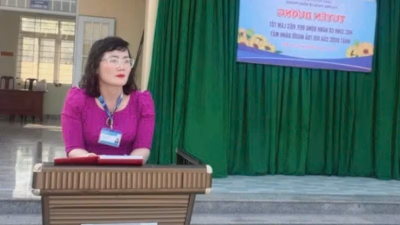 Cô giáo Nguyễn Thị Thái, Bí thư chi bộ, Hiệu trưởng nhà trường đã biểu dương hành động ý nghĩa của ba em học sinh khi nhặt được của rơi, nhờ người tìm người đánh mất để trả lại.