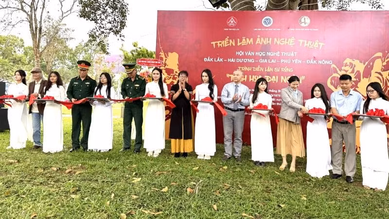 Các đại biểu cắt băng khai mạc triển lãm.