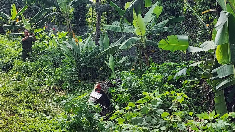 Sau cú tông mạnh, chiếc xe máy lao vào vệ đường và hư hỏng.