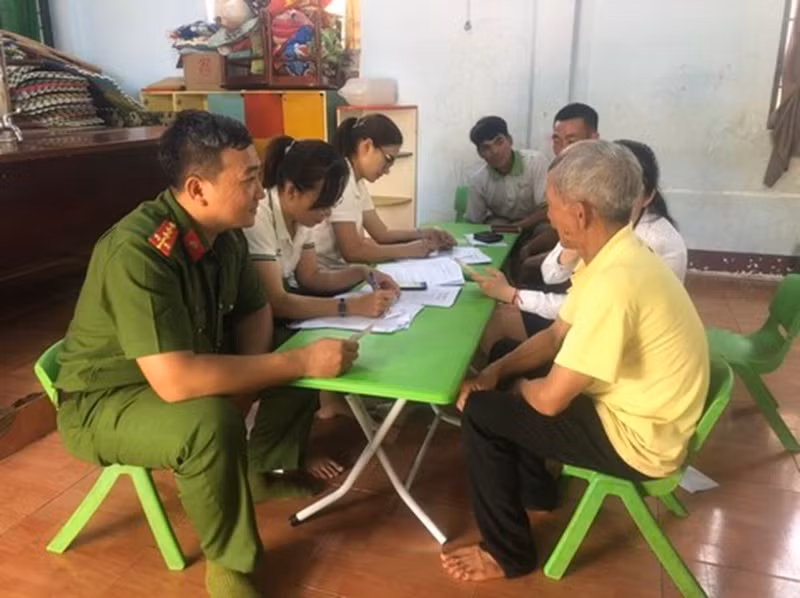 Lực lượng Công an ở Đắk Lắk tuyên truyền, vận động nhân dân nâng cao cảnh giác trước tình hình nhiều đối tượng giả danh công an tỉnh gọi điện để lừa đảo chiếm đoạt tài sản.