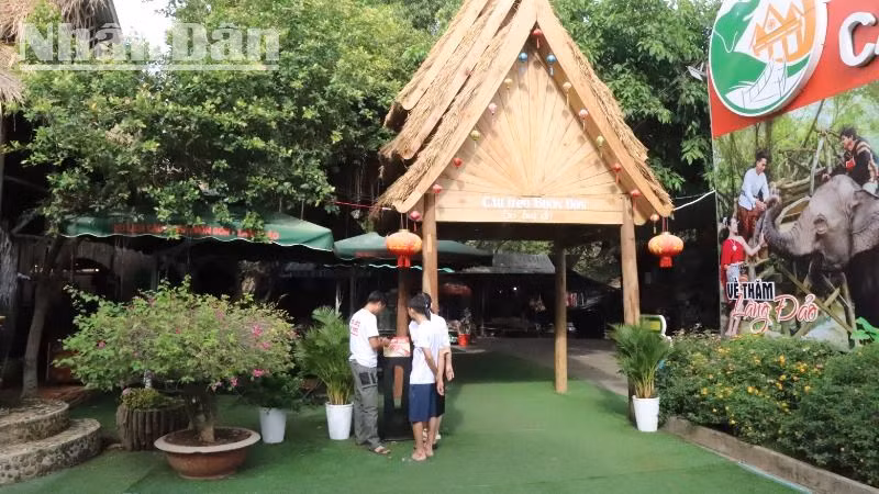 Bảng gắn chip NFC được lắp đặt ngay cổng vào Trung tâm Du lịch Cầu treo Buôn Đôn.