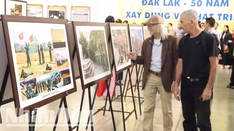 Du khách nước ngoài thăm quan triển lãm. Du khách nước ngoài thăm quan triển lãm.