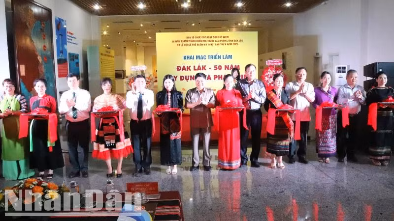 Các đại biểu cắt băng khai mạc triển lãm.