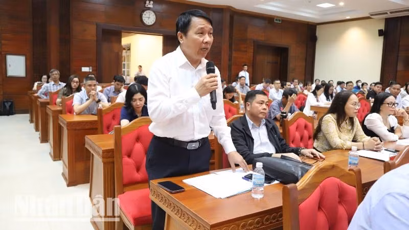 Giám đốc Bệnh viện đa khoa vùng Tây Nguyên Nguyễn Đăng Giáp nêu ý kiến, kiến nghị tại buổi tiếp xúc cử tri.