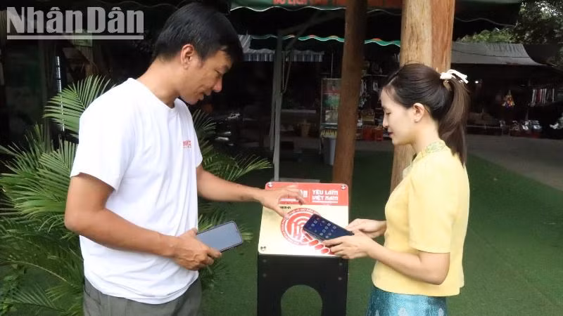 Người dân địa phương đến trải nghiệm Dự án "Yêu lắm Việt Nam" bằng bảng gắn chip NFC.