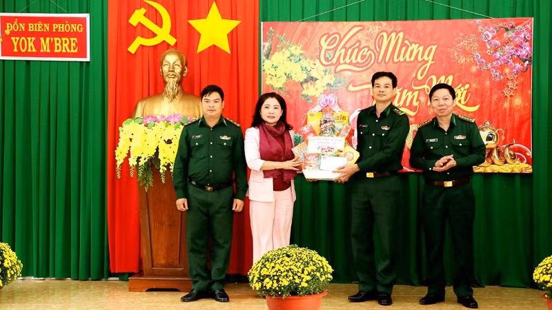 Đồng chí Nguyễn Thị Thu Nguyệt và Đại tá Đỗ Quang Thấm trao quà, chúc Tết cán bộ, chiến sĩ Đồn Biên phòng Yok M’bre.