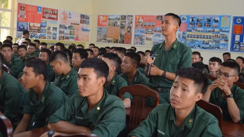 Đoàn viên, thanh niên là chiến sĩ mới nêu ý kiến với lãnh đạo Bộ Chỉ huy Bộ đội Biên phòng tỉnh Đắk Lắk tại buổi đối thoại.