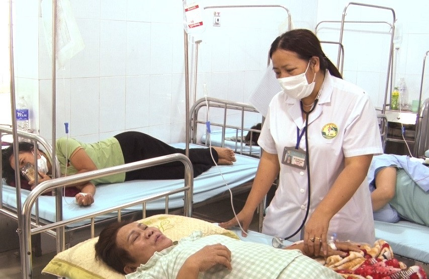 Người dân bị ngộ độc thực phẩm nhập viện điều trị tại Trung tâm Y tế huyện Buôn Đôn sau khi ăn tiệc cưới nhà ông H.H vào ngày 4/5.