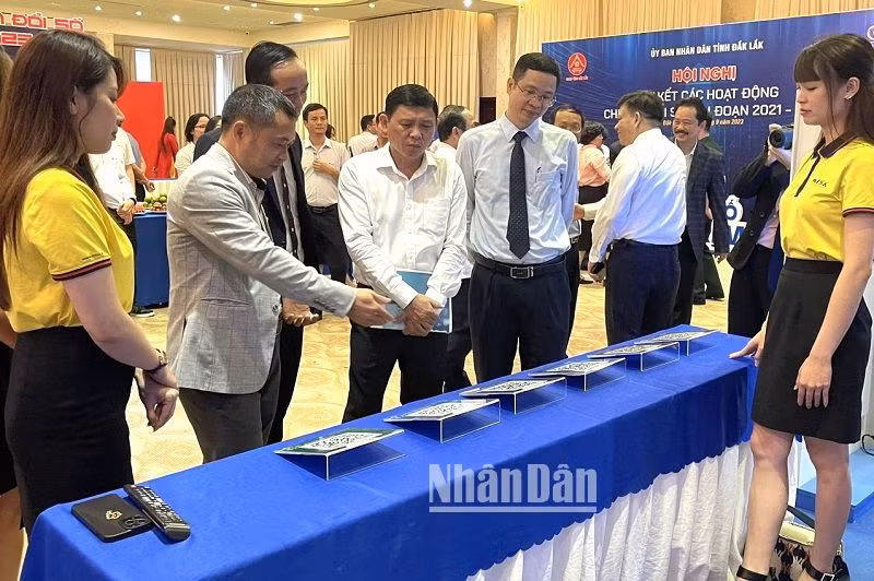 Các đại biểu tham quan các gian trưng bày thiết bị và công nghệ phục vụ chuyển đổi số tại hội nghị.