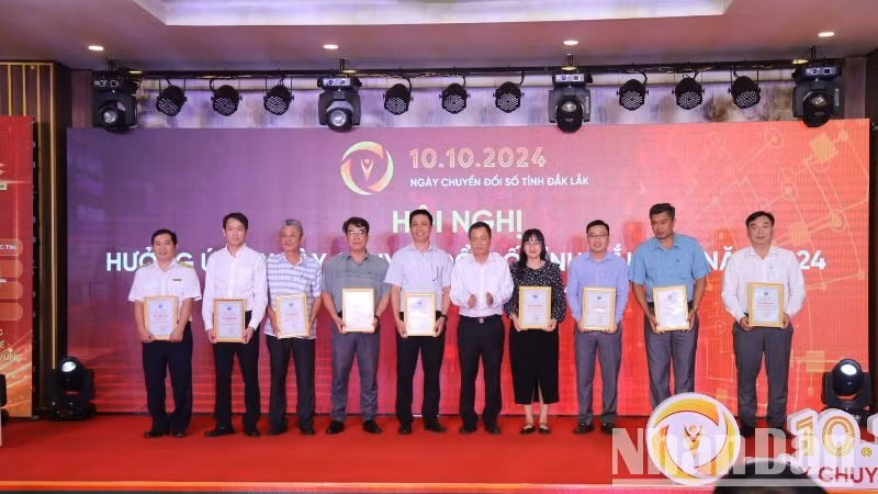 Ban tổ chức Cuộc thi trắc nghiệm tìm hiểu về chuyển đổi số trên địa bàn tỉnh trao giải cho các tập thể đoạt giải.